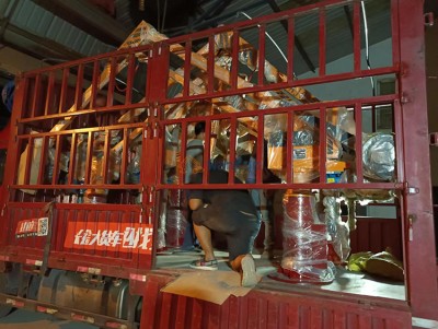 دو مینیپولر برای کشیدن شارژ می شوند